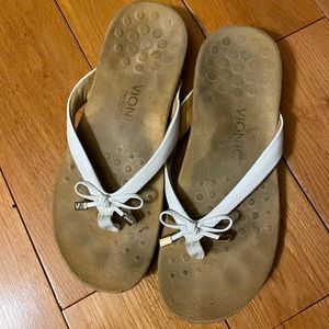 Vionic flip flops sandals